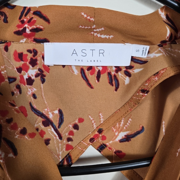 Astr Floral Tie-Neck Camisole in Mustard and Red Size S V- Neck - Picture 2 of 4